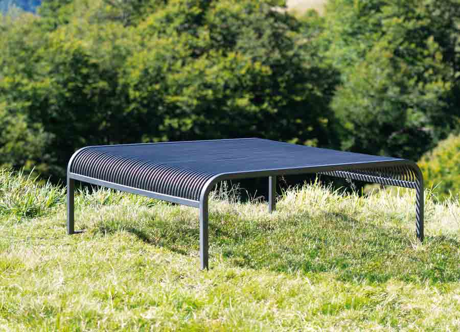 Nice grand banc simple conçu et fabriqué par aréa mobilier urbain